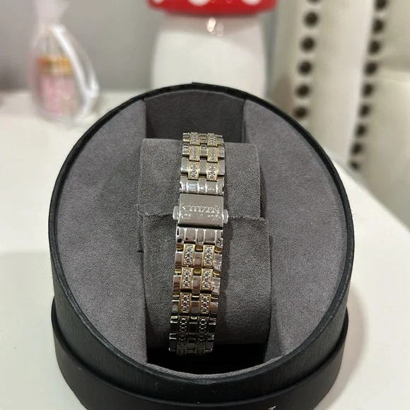 Watch - Picture 2 of 3